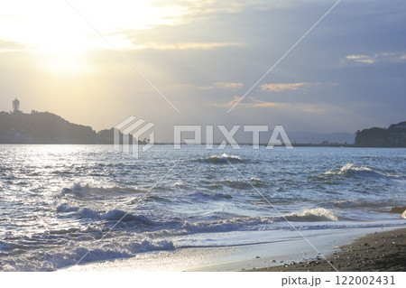 秋の鎌倉・七里ヶ浜海岸の風景 122002431