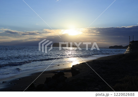 鎌倉・七里ヶ浜海岸から見る江ノ島とオレンジ色になる夕陽とのある風景　夕景 122002688