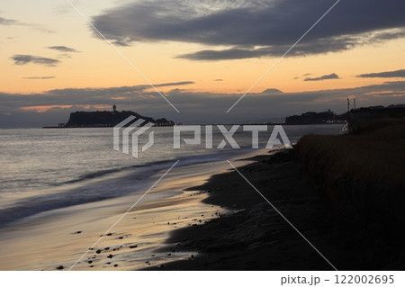 鎌倉・七里ヶ浜海岸から見る江ノ島とオレンジ色になる夕陽とのある風景　夕景 122002695