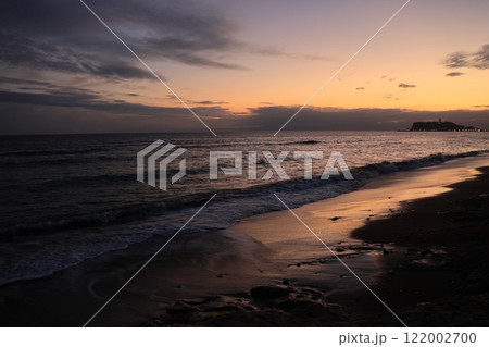 鎌倉・七里ヶ浜海岸から見る江ノ島とオレンジ色になる夕陽とのある風景　夕景 122002700