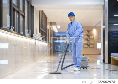 ビル清掃をするシニアのクリーニングスタッフ ビル清掃をするシニアのクリーニングスタッフ 122002978