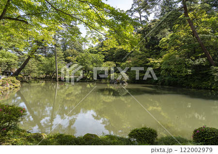 初夏の晴れた日の兼六園・瓢池 122002979
