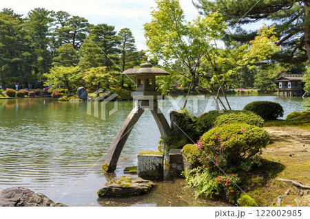 初夏の晴れた日の兼六園・徽軫灯籠 122002985