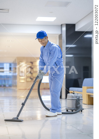 ビル清掃をするシニアのクリーニングスタッフ　 122003072