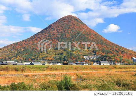 【香川県】紅葉の讃岐富士（飯野山） 122003169
