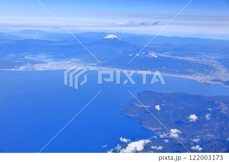 飛行機から見た富士山と相模湾 122003173