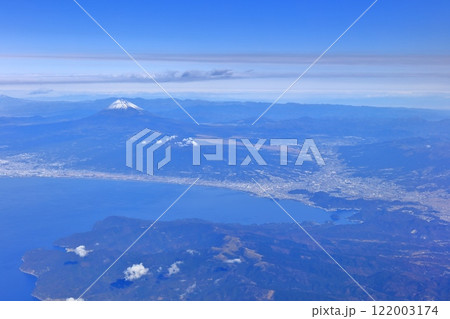 飛行機から見た富士山と相模湾 122003174