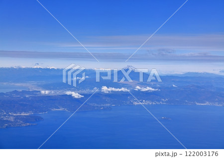 飛行機から見た富士山と相模湾 122003176