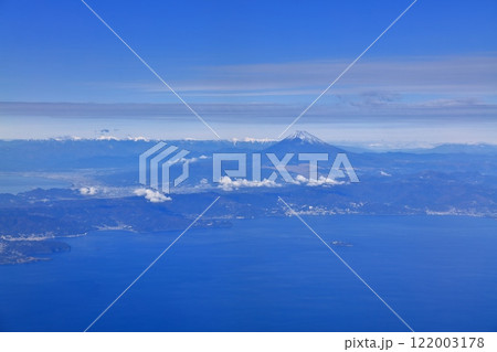 飛行機から見た富士山と相模湾 122003178