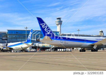 【東京都】オープンスポットから見た羽田空港 122003183