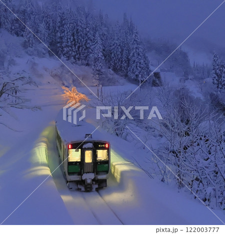 冬の早朝の只見線 122003777