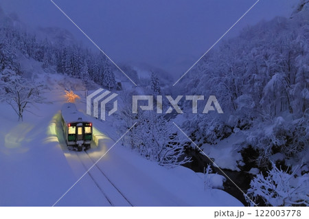 冬の早朝の只見線 122003778