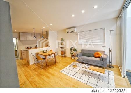 お洒落なリビングのあるコンパクトハウス 122003884