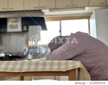 台所のテーブルで突っ伏す高齢女性_左向き 台所のテーブルで突っ伏す高齢女性_左向き 122004143