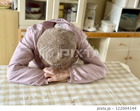 台所のテーブルで突っ伏す高齢女性_正面 台所のテーブルで突っ伏す高齢女性_正面 122004144