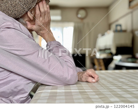 台所のテーブルで頬杖をつく高齢女性クローズアップ 台所のテーブルで頬杖をつく高齢女性クローズアップ 122004145