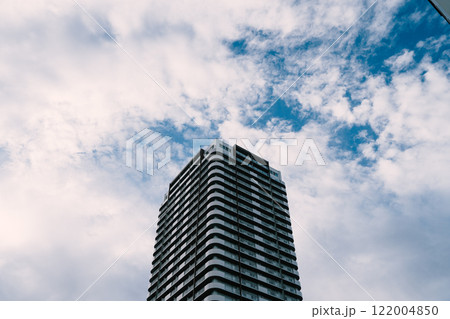 タワーマンションと青空 122004850