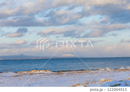 冬の北海道野付半島から見た国後島の風景 122004913