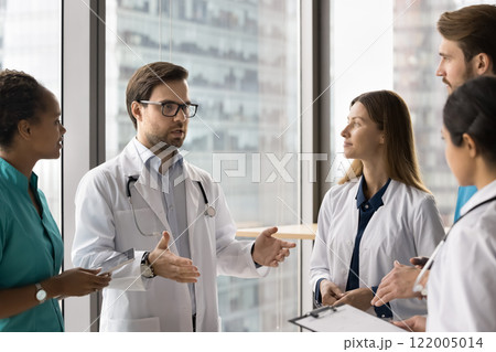 Doctor explains procedure, presenting new treatment plan to colleagues 122005014