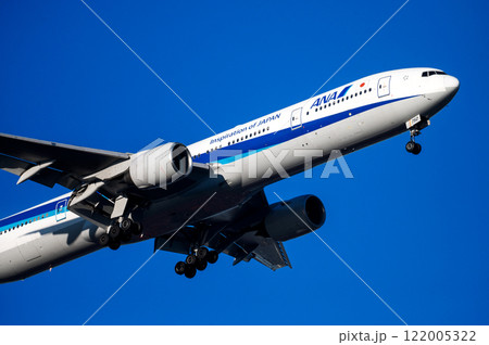 空港に着陸するANAの飛行機（B777-300） 122005322