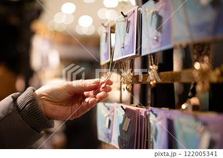 ネックレスを選ぶ女性の手 ネックレスを選ぶ女性の手 122005341