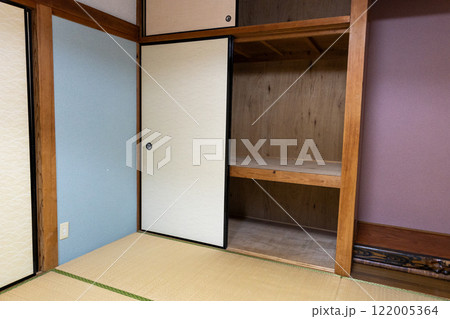 和室　畳のある日本家屋　引っ越しする前の空っぽの部屋 122005364