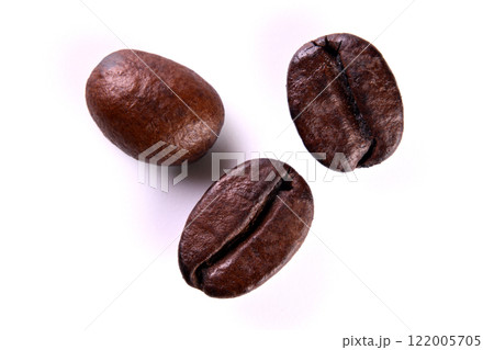 コーヒー豆3粒クローズアップ真上から撮影 122005705