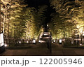 夜間ライトアップされた長門湯本の竹林と階段 122005946