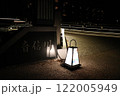 長門湯本の夜に音信川の地面に置かれたライト 122005949