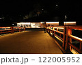 夜間ライトアップされた長門湯本の橋の上の道 122005952