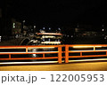 夜間ライトアップされた長門湯本の橋の上の道 122005953