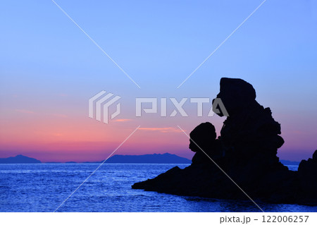 鹿児島県・西方海岸の人形岩とグラデーションが美しい夕景 122006257