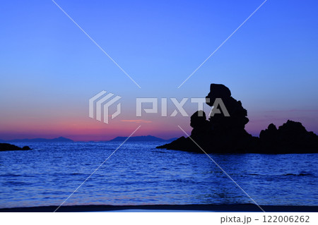 鹿児島県・西方海岸の人形岩とグラデーションが美しい夕景 122006262