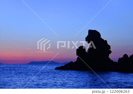 鹿児島県・西方海岸の人形岩とグラデーションが美しい夕景 122006263