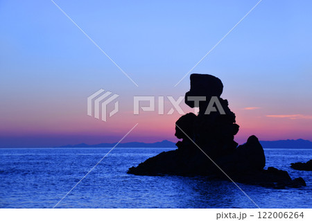 鹿児島県・西方海岸の人形岩とグラデーションが美しい夕景 122006264