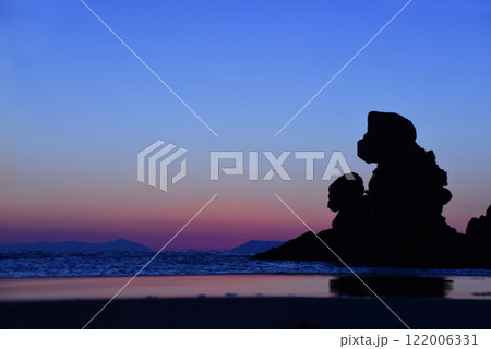 鹿児島県・西方海岸の人形岩とグラデーションが美しい夕景 122006331