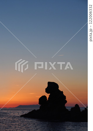鹿児島県・西方海岸の人形岩とグラデーションが美しい夕景 122006332