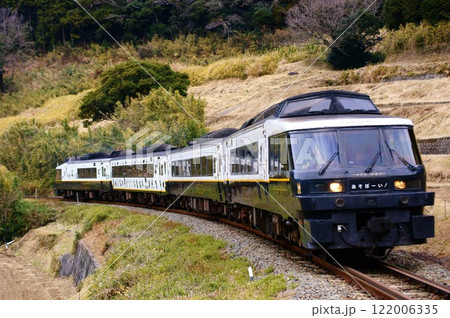 阿蘇外輪山の急勾配を登って行く特急あそぼーい！ 122006335