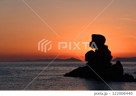 鹿児島県・西方海岸の人形岩とグラデーションが美しい夕景 122006440