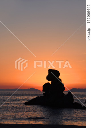 鹿児島県・西方海岸の人形岩とグラデーションが美しい夕景 鹿児島県・西方海岸の人形岩とグラデーションが美しい夕景 122006442