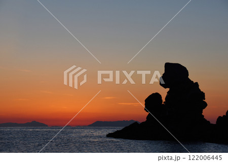 鹿児島県・西方海岸の人形岩とグラデーションが美しい夕景 122006445