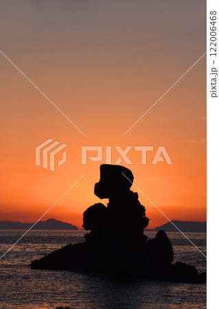 鹿児島県・西方海岸の人形岩とグラデーションが美しい夕景 122006468