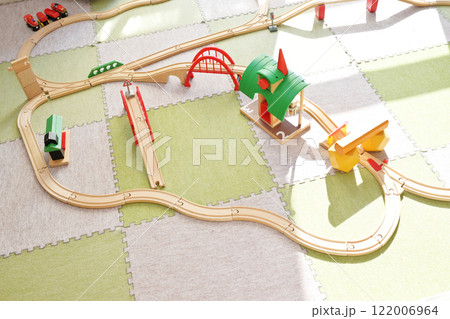 子供のおもちゃ　鉄道の玩具　日差しが差し込む子供部屋　遊びの空間　遊び道具　イメージ素材 122006964