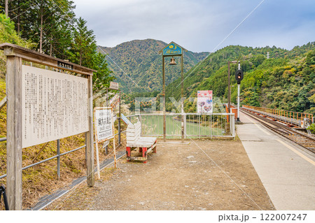 川根本町の秋の紅葉に染まる奥大井湖上駅の奥大井レインボーブリッジの風景(静岡県) 川根本町の秋の紅葉に染まる奥大井湖上駅の奥大井レインボーブリッジの風景(静岡県) 122007247