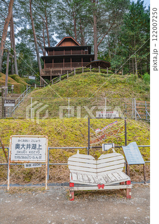 川根本町の秋の紅葉に染まる奥大井湖上駅の奥大井レインボーブリッジの風景(静岡県) 川根本町の秋の紅葉に染まる奥大井湖上駅の奥大井レインボーブリッジの風景(静岡県) 122007250