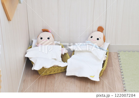 子供のおもちゃ 赤ちゃん人形遊び 子供部屋の風景 遊びの空間 育児道具 イメージ素材 子供のおもちゃ 赤ちゃん人形遊び 子供部屋の風景 遊びの空間 育児道具 イメージ素材 122007284