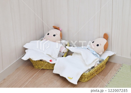 子供のおもちゃ　赤ちゃん人形遊び　子供部屋の風景　遊びの空間　育児道具　イメージ素材 122007285