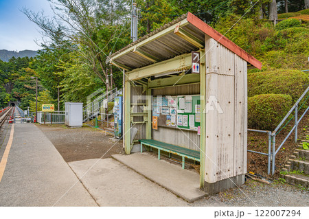 川根本町の秋の紅葉に染まる奥大井湖上駅の奥大井レインボーブリッジの風景(静岡県) 122007294