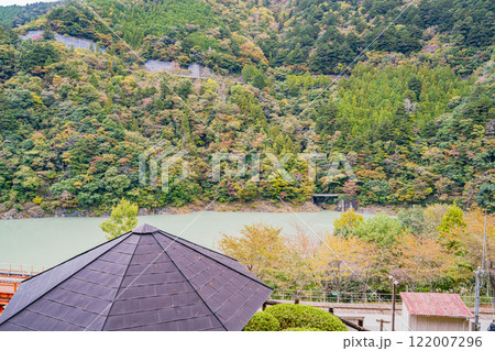 川根本町の秋の紅葉に染まる奥大井湖上駅の奥大井レインボーブリッジの風景(静岡県) 122007296
