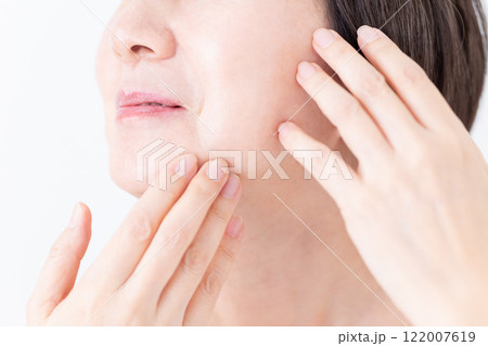 ミドル〜シニア女性のスキンケアイメージ ミドル〜シニア女性のスキンケアイメージ 122007619
